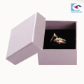 Schöne Ring Schmuck Rosa Farbe Karton starren Papier Box